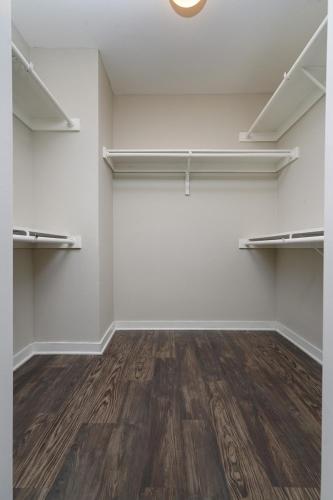 Contemporary and Open 2BR Apt near Downtown - image 28