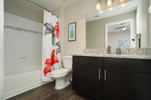 Contemporary and Open 2BR Apt near Downtown - image 29