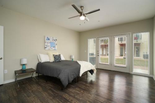 Contemporary and Open 2BR Apt near Downtown - image 31