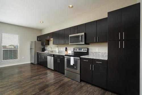 Contemporary and Open 2BR Apt near Downtown - image 33