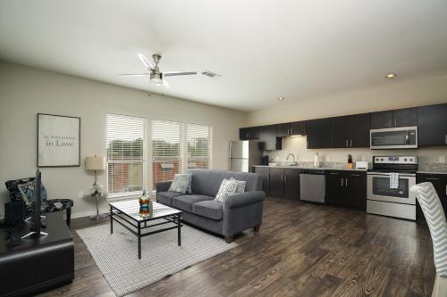 Contemporary and Open 2BR Apt near Downtown - image 34
