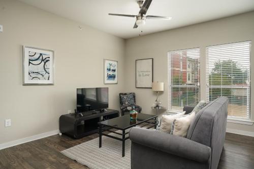 Contemporary and Open 2BR Apt near Downtown - image 35