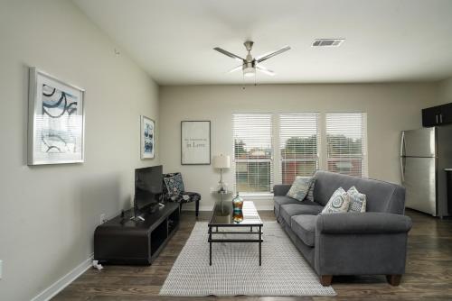 Contemporary and Open 2BR Apt near Downtown - image 36