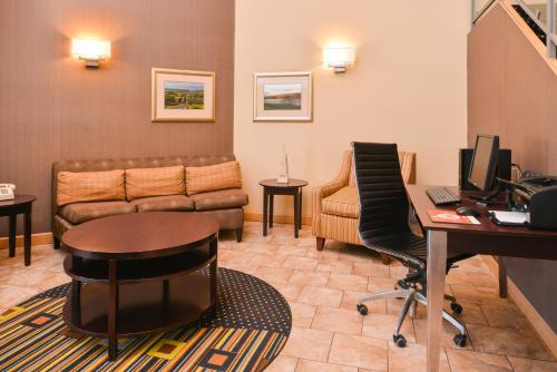 Holiday Inn Express Lewisburg - New Columbia, an IHG Hotel