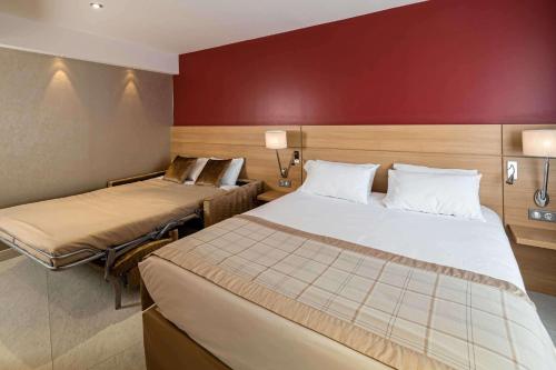1 queen bed, 1 sofa bed