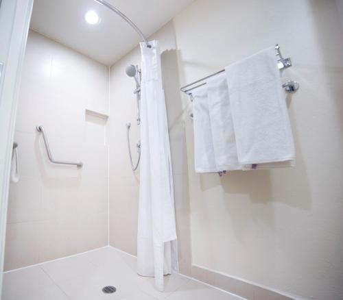 274348907 Holiday Inn Express Guadalajara Expo by IHG