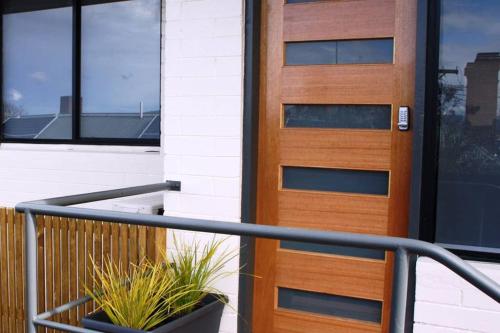 Contemporary 2br NoHo Apt- FREE Parking WiFi Smart TV Late Checkout Luggage Storage