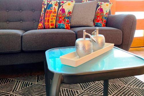 New 1br NoHo Apt- FREE Parking WiFi Smart TV Late Checkout Luggage Storage