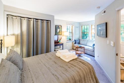 Mountain Lens - 3-Unit Retreat with Patio & Trail home - image 4