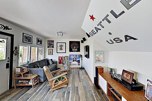 New Listing! “Easy Street Beach House” on Alki cottage - main image