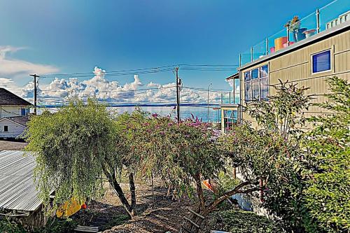 New Listing! “Easy Street Beach House” on Alki cottage - image 2