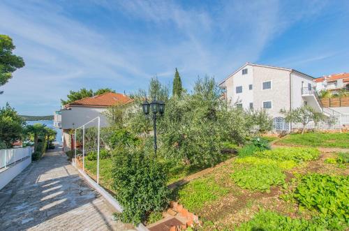 Apartment and Rooms Franka - image 12