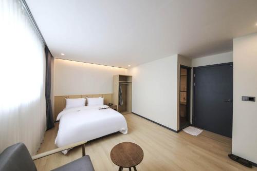 Benikea hotel Room Type - Deluxe Double Room