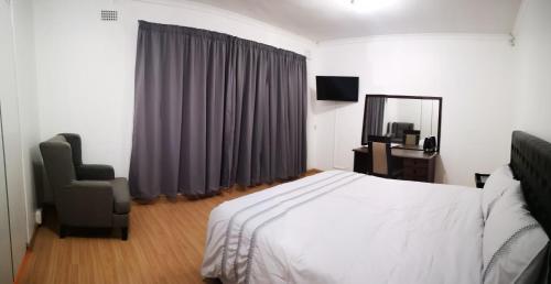 TwinnPalms Accommodation Room Type - Deluxe Queen Room
