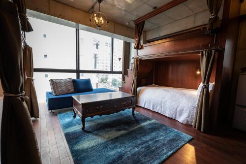 1 twin bed, 2 bunk beds, 1 sofa bed