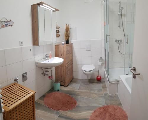 Fürdőszoba, Ferienwohnung in Birkenwerder mit Balkon in Birkenwerder