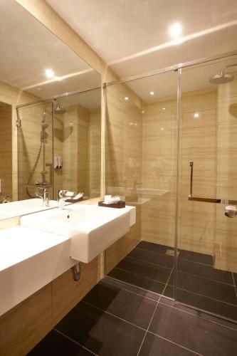 room detail thumbnail 2