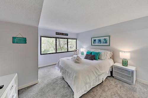 Top-Floor Treetops Condo - Pools Tennis & Hot Tub condo - main image