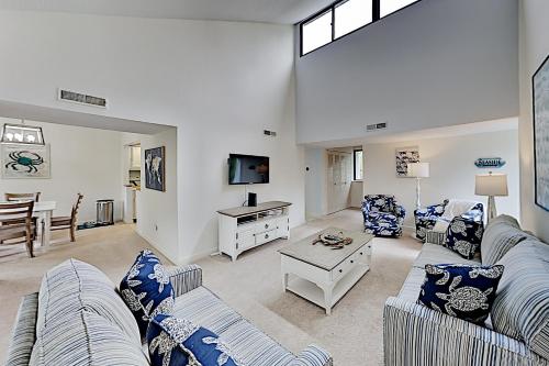 Top-Floor Treetops Condo - Pools Tennis & Hot Tub condo - image 2