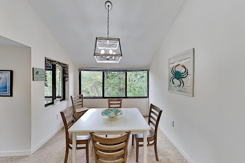 Top-Floor Treetops Condo - Pools Tennis & Hot Tub condo - image 3
