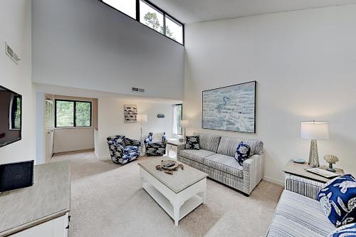 Top-Floor Treetops Condo - Pools Tennis & Hot Tub condo - image 4
