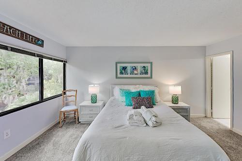 Top-Floor Treetops Condo - Pools Tennis & Hot Tub condo - image 8