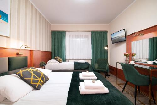 Deluxe Double Room (2 Adults + 1 Child)