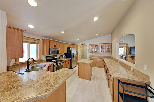 Walk to Lifts! Modern Retreat with Billiards Room home - image 5