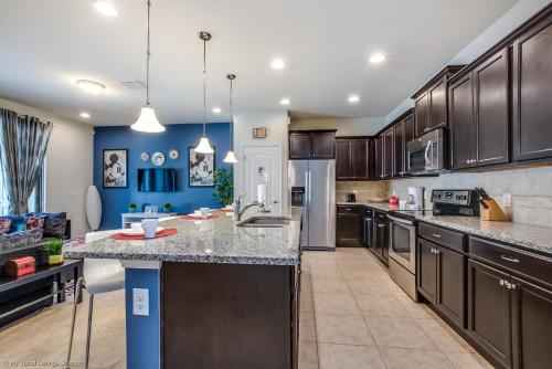 Resort Townhome wPRIVATE Pool & BBQ, near Disney thumb 4