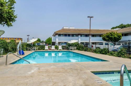 Bassein, Motel 6 Oakdale, CA in Oakdale (CA)