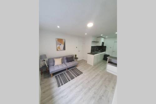 Entire Apartment! 2 Double Beds, Sleeps Upto 4, Oldbury, West Midlands