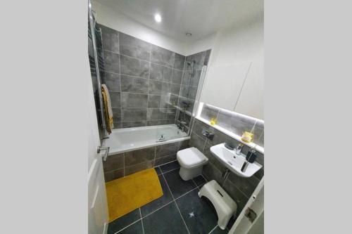 Entire Apartment! 2 double beds, sleeps upto 4