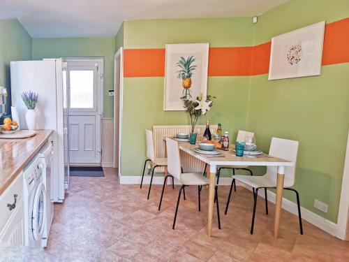 Highstone 4 Bedrooms Home 7 Beds With Parking and Garden in Barnsley