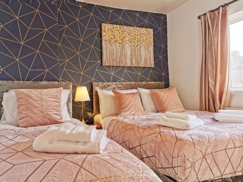 Highstone House, 4 Bedrooms, Close to M1, Longer Stay, Free Parking