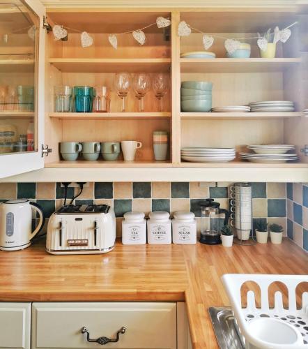 Highstone 4 Bedrooms Home 7 Beds With Parking and Garden in Barnsley