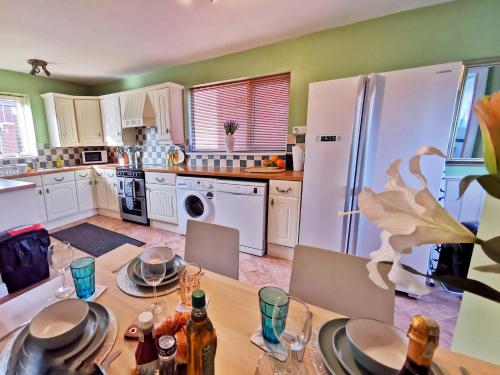 Noknokstay-Highstone House,4 Bedrooms, Garden with Parking, Great for Longer Stay