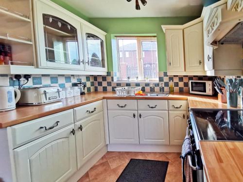 Highstone 4 Bedrooms Home 7 Beds With Parking and Garden in Barnsley