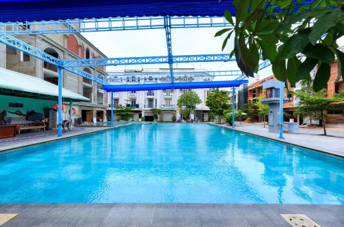 Swimming pool, Golden Central Hotel in Huyen Trang Bang