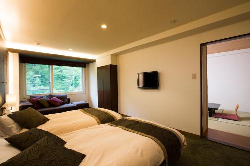 Modern Twin Room with Tatami Area - Non-Smoking