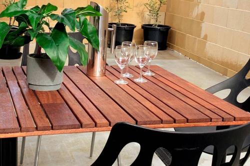 Stylish 2br NoHo Apt- FREE Parking WiFi Smart TV Late Checkout Luggage Storage