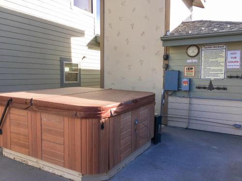 Sunny Spacious Mountain Condo - Fireplace & Deck condo - main image