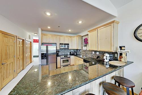 Sunny Spacious Mountain Condo - Fireplace & Deck condo - image 5