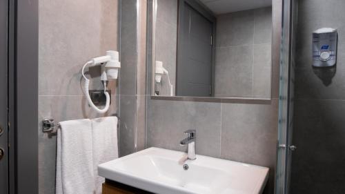 Standard Suite image 1