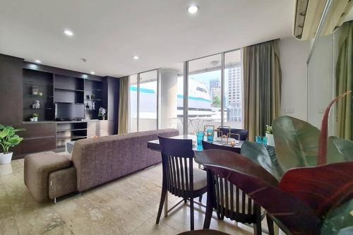 THE WARM SUNSET LUXURY HOUSE:2BR/2WC/ASOKE/BTS