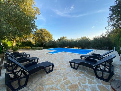 Stone Holiday Homes Stankovci with pool and Mediterranean gardens - Accommodation - Stankovci