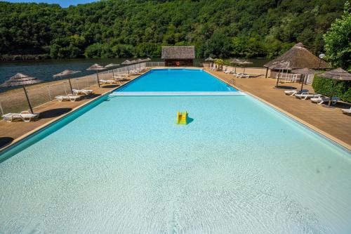 Peldbaseins, Camping Le château du gibanel (Camping Le chateau du gibanel) in Savignac-Ledrier