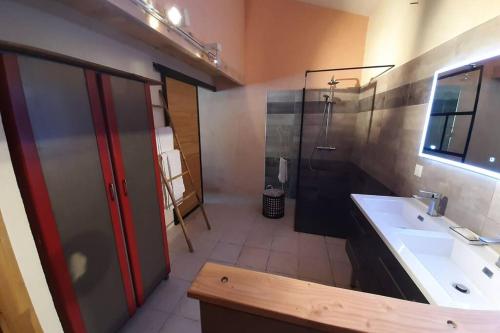 Cave atelier dans ancien domaine viticole - image 3