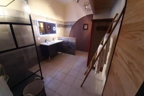 Cave atelier dans ancien domaine viticole - image 5
