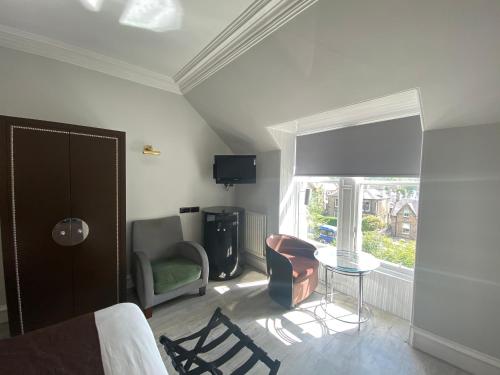 No6 West Coates - image 3
