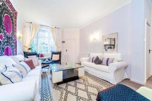 Kynance Mews Rustic and Unique Three Bedroom Mews House with a Private Courtyard gîte à louer Chelsea House